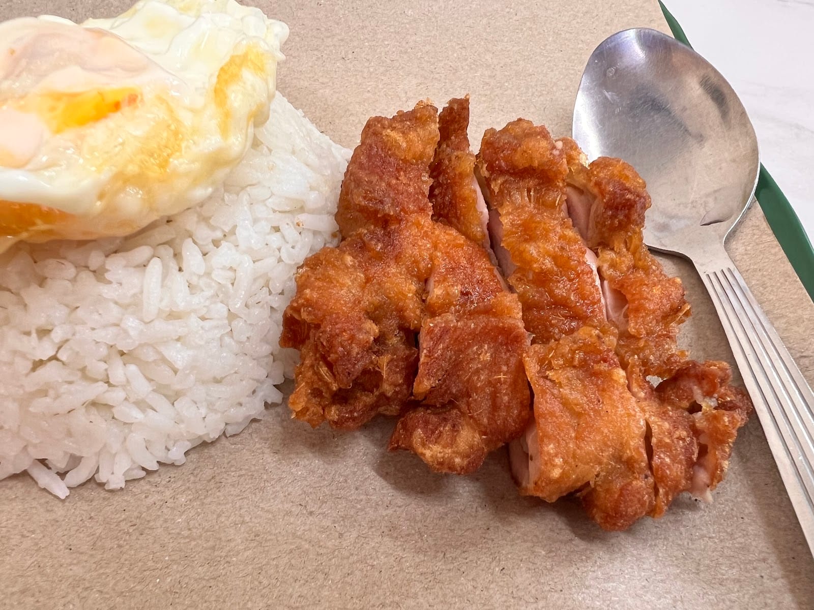 Fried chicken with white rice and a fried egg